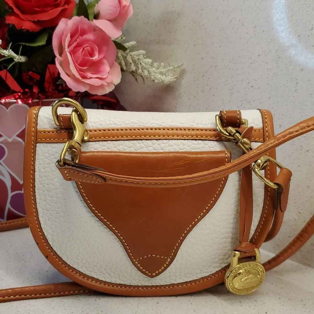 USA 🇺🇸 Vintage and Rare DOONEY & BOURKE pebbled leather crossbody bag